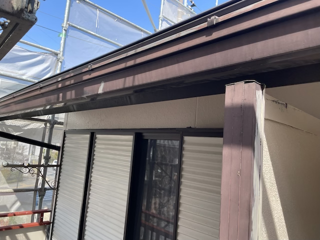 越谷市蒲生アパート外壁塗装工事　雨樋塗装前